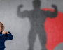 Banière de l'article Quizz confiance en soi avec un enfant qui reflete un super hero preuve de confiance 