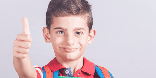 Bannière de blog avec un enfant faisant un yes avec sa main montrant qu'il est confiant