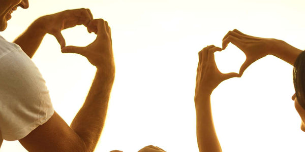 Une famille qui fait des coeurs avec leurs mains en signe de confiance en soi 